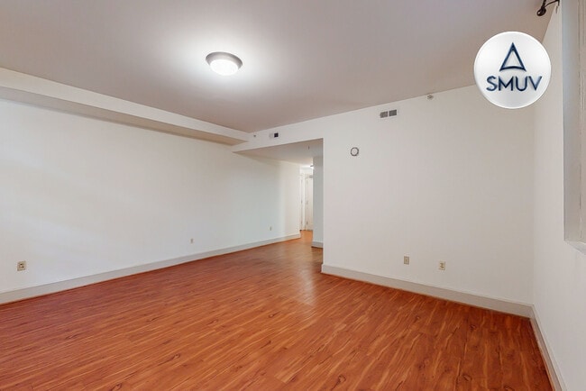Building Photo - 12 E Chase St