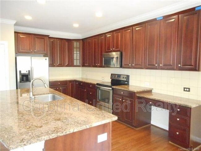 Building Photo - 11017 Valley Spring Dr