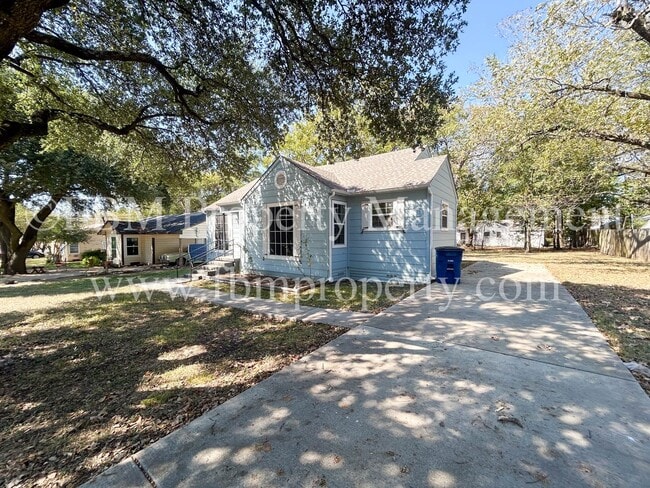 Building Photo - 608 W Lake St