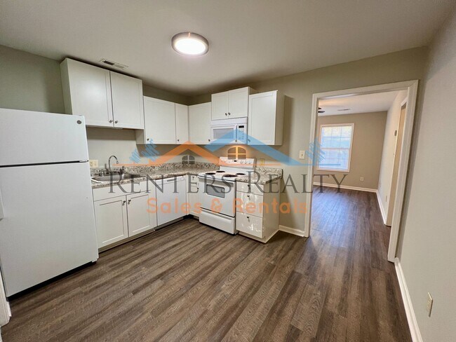 Building Photo - 2 Bedroom Townhouse with Yard