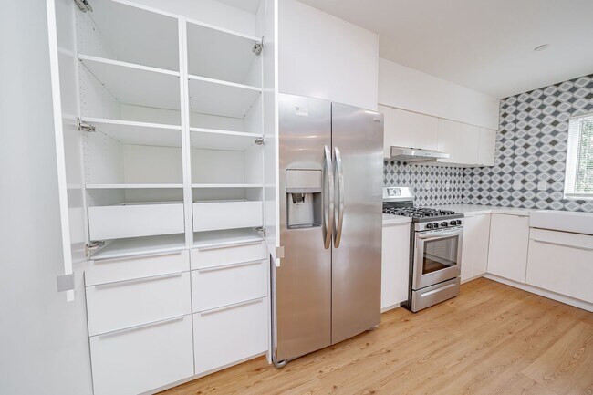 Building Photo - 848 32nd St
