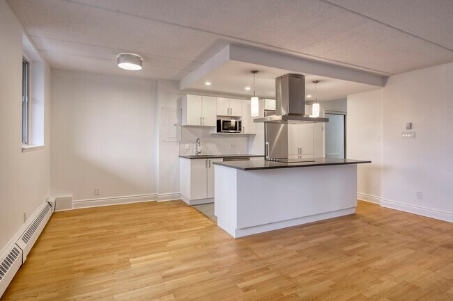 Building Photo - 4800 Maisonneuve Blvd W
