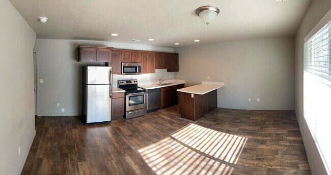 Building Photo - Amazing 2 Story Vineyard Townhome w/ 2 Car...