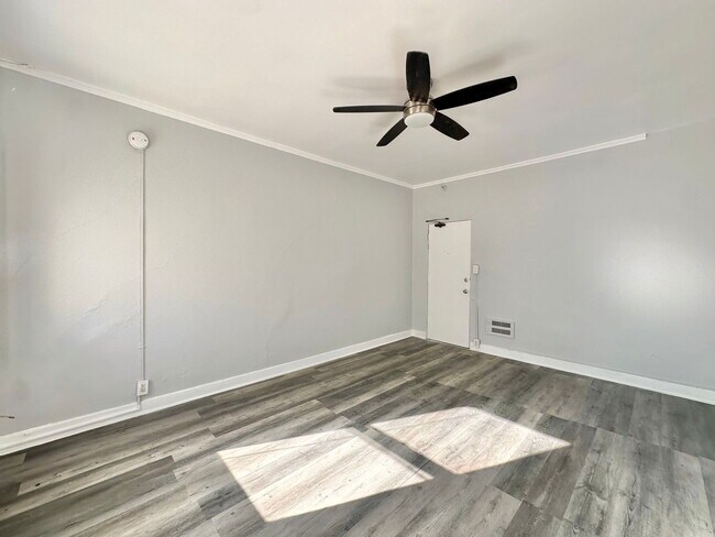 Building Photo - 849 S Kenmore Ave