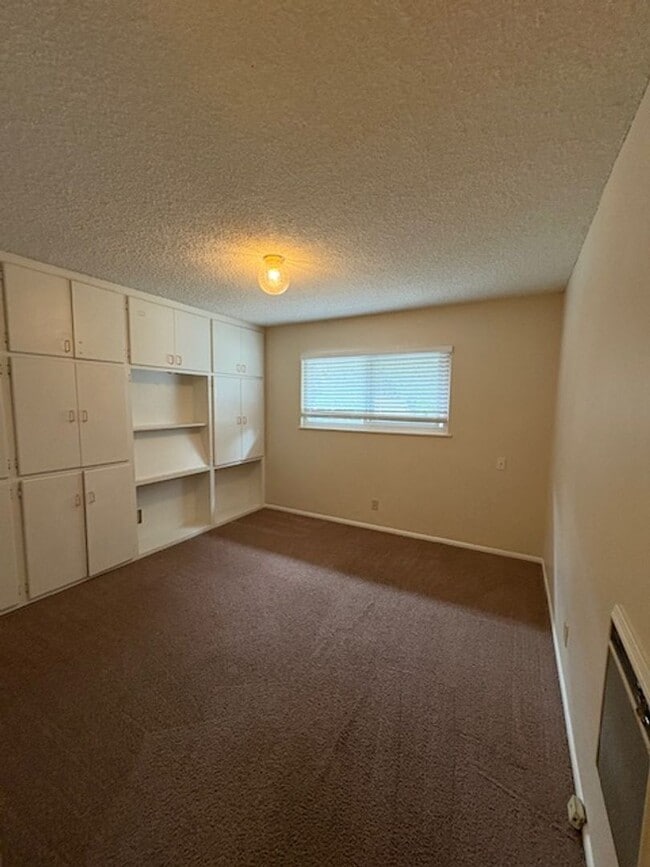 Building Photo - 650 Serrano Dr