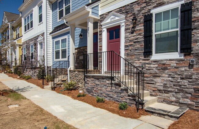 Building Photo - Location!! BEAUTIFUL 3 Bedroom 2.5BTH Town...