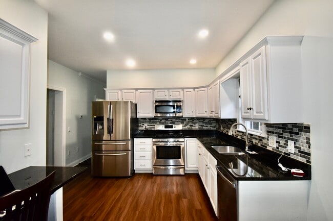 Building Photo - 191 Hunyadi Ave