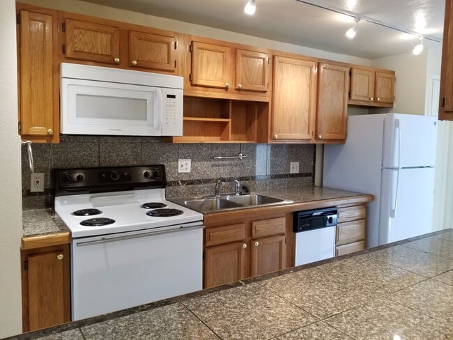 Foto del edificio - Cat-friendly 1 BD w/ BIG PATIO on the FIRS...
