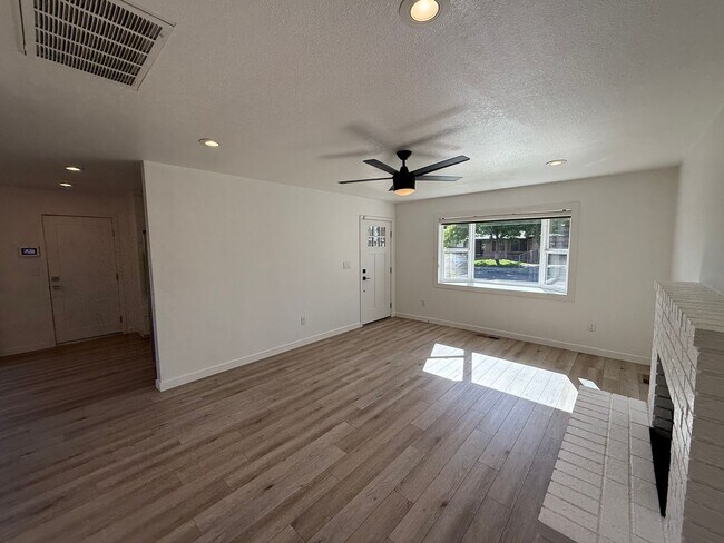 Foto del edificio - Updated 3-bedroom single story in Oakdale!