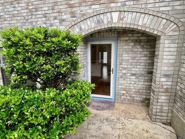 Foto del edificio - Spacious 3 Bedroom/2.5 Bath home with Large Game Room and Fabulous Deck ~ Move in Ready!