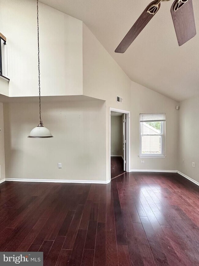 Foto del edificio - Lovely 2 level condo