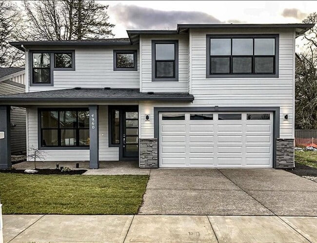 Building Photo - 4960 SE Oakhurst St