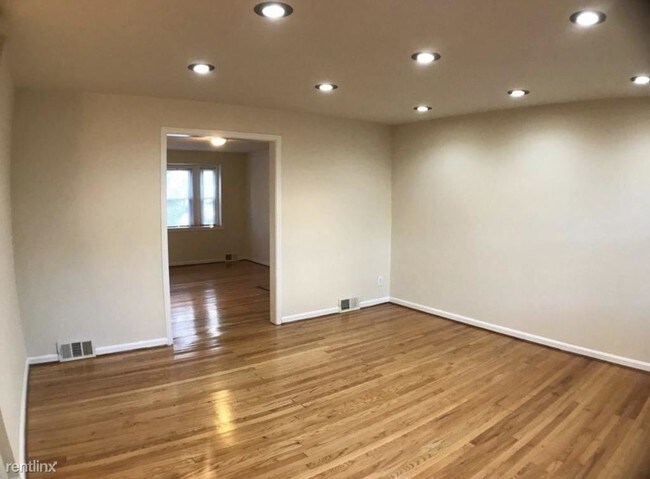 Building Photo - 3 br, 1.5 bath Townhome - 4522 Marble Hall Rd
