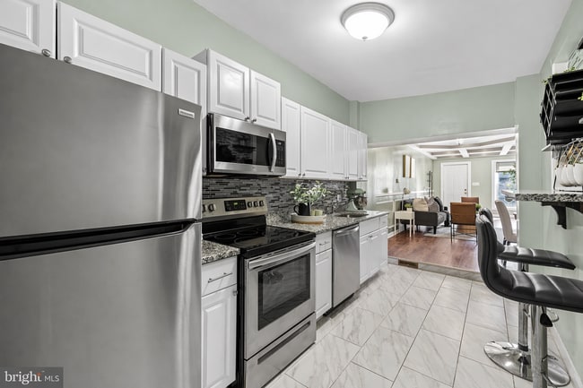 Building Photo - 926 W Pratt St