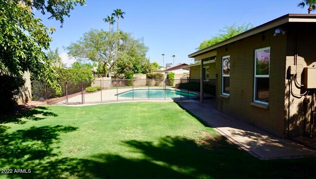 Building Photo - 4950 E Laurel Ln