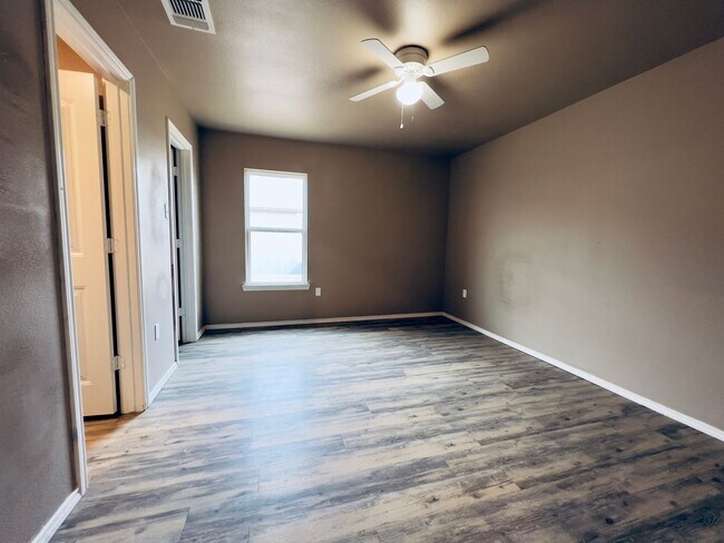 Building Photo - Cozy 3 bedroom home with a fenced backyard