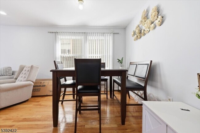 Foto del edificio - 245 Burgess Pl