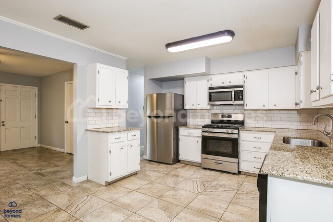 Foto del edificio - Charming 3 BR Brick Home with Upgraded Kitchen, Stone Fireplace & Sunroom in Little Rock