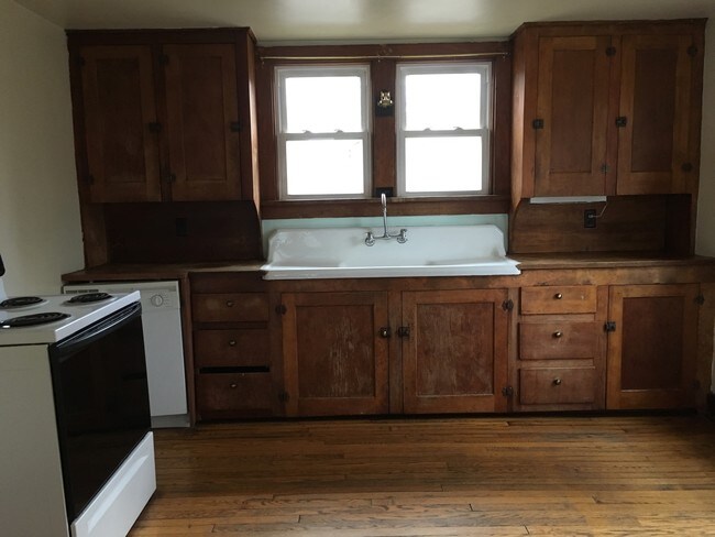 Building Photo - 832 Elmwood St