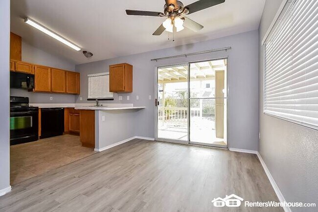 Foto del edificio - NEWLY Remodeled three bathroom two bath si...