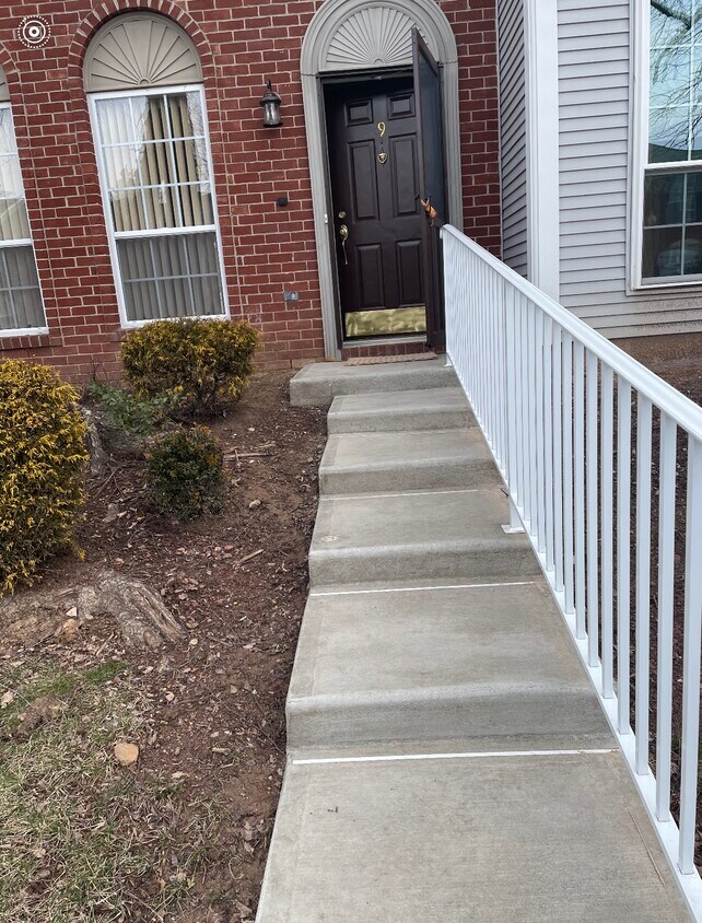 Primary Photo - 9 De Leone Cir