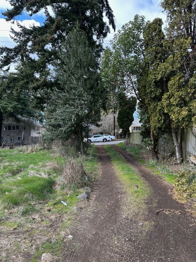 Building Photo - North Gate - Cozy 2 bed/ 1 bath house with huge front/back yard!