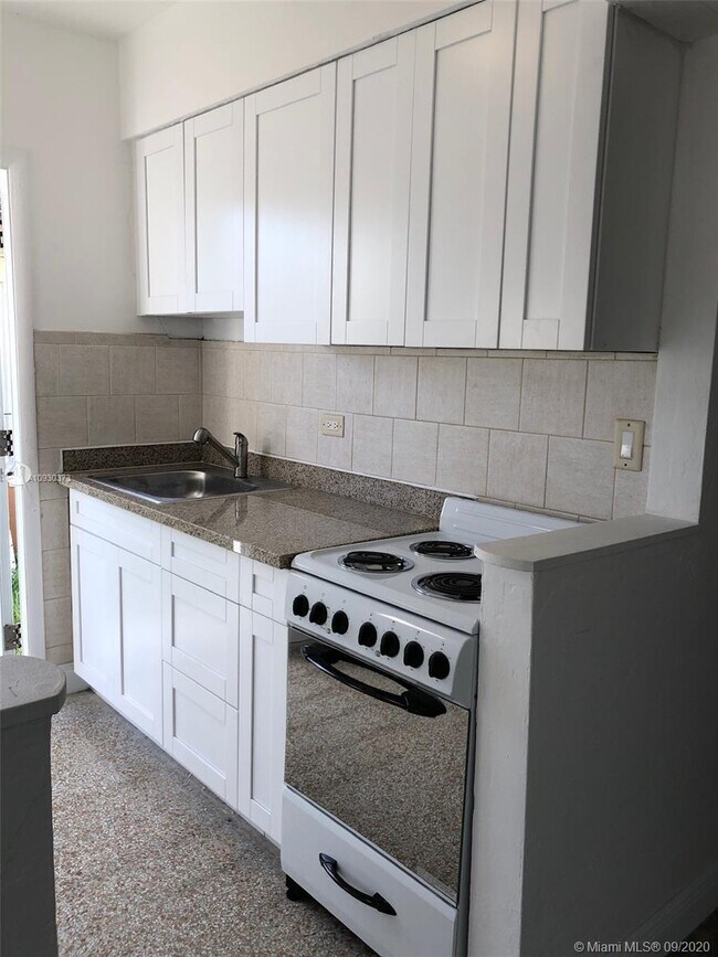 Building Photo - 2830 SW 38th Ct