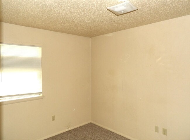 Building Photo - 4626 SW J Ave