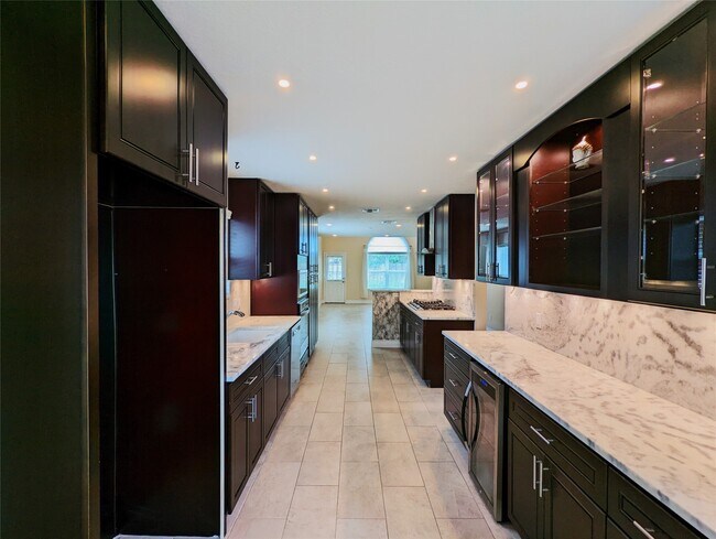 Foto del edificio - 8815 Lyndonnille Falls Ln