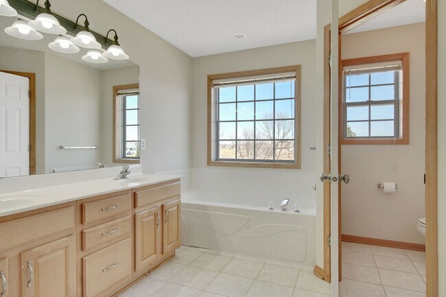 Building Photo - Available June 1: Recently Renovated 4 bed...