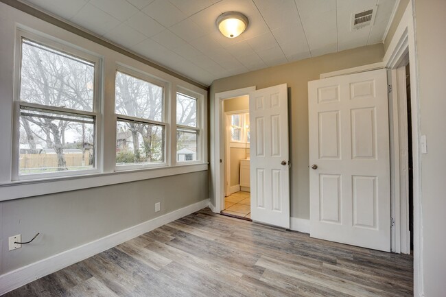 Building Photo - Freshly Updated 3 Bedroom Home