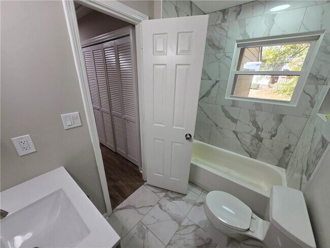 Foto del edificio - 707 Hanover Ln SE