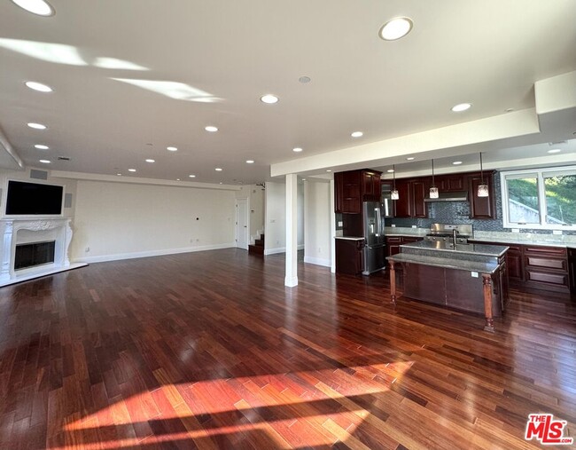 Building Photo - 7288 Woodrow Wilson Dr