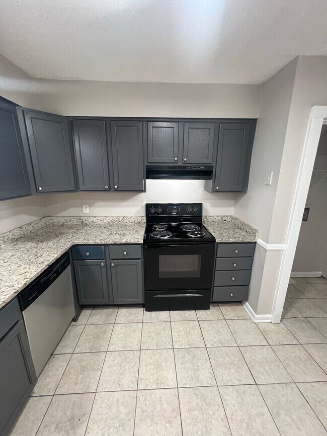 Foto del edificio - COMING SOON!!! 3 bed 1.5 bath TOWNHOME!!