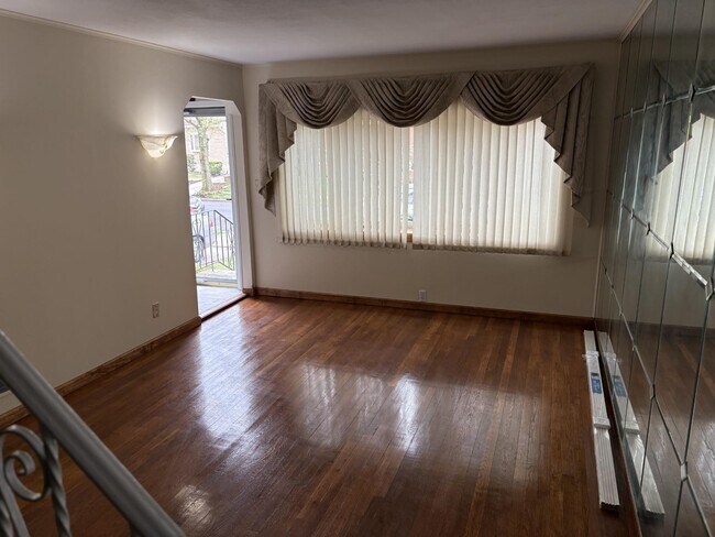 Foto del edificio - 81-11 261st St