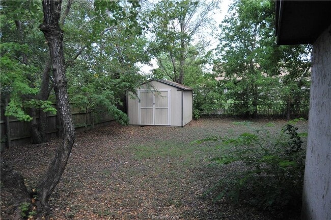 Building Photo - 1511 Pine Ridge Dr