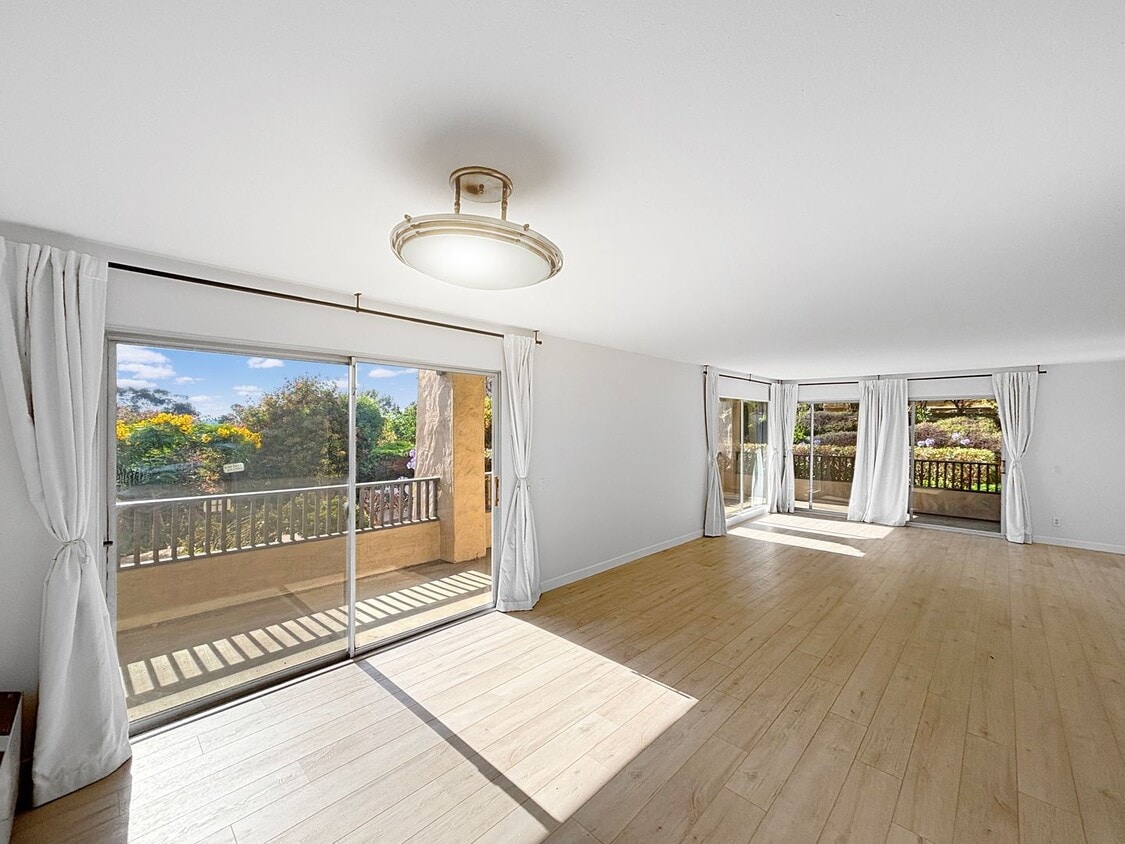 Primary Photo - Charming & Spacious 2BD/2BA Condo in Bay P...