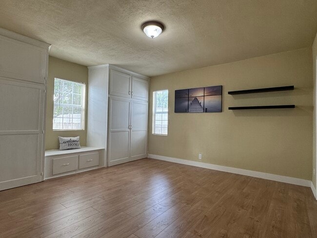 Building Photo - 11050 Keswick St