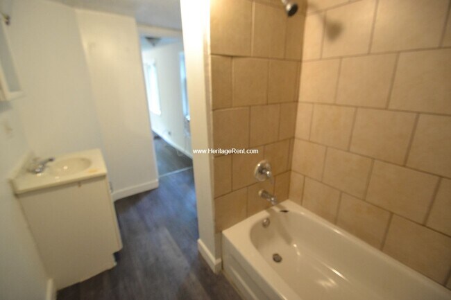 Building Photo - 3 bed 1 bath Beautiful Private Setting