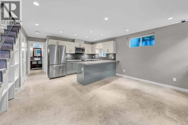 Building Photo - 439 W 3rd Ave