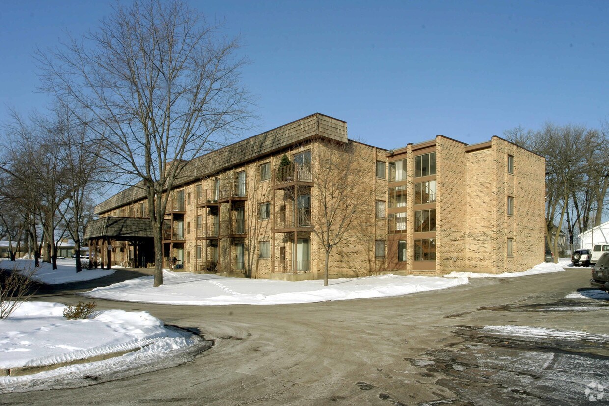 Waters Edge Apartments in Lake Zurich, IL