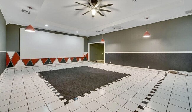 Building Photo - Huge Home Minutes from Downtown Tulsa
