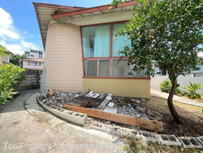 Building Photo - 5 br, 3 bath House - 660 N. Kuakini St.