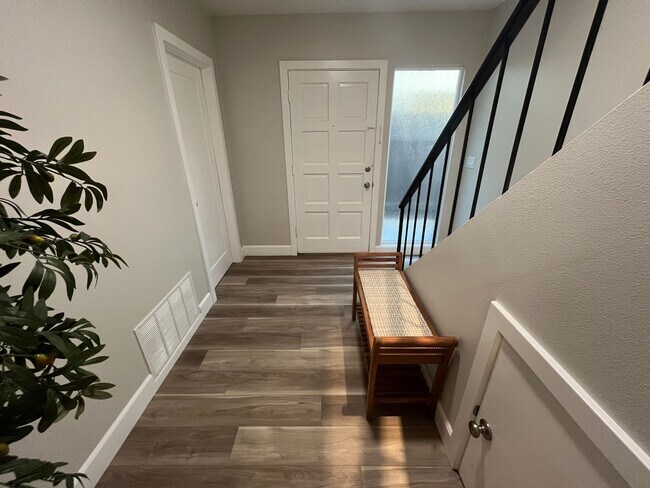 Foto del edificio - Remodeled, 2BD/2BA Duplex w/ Sunset Views: Fenced Yard, Garage, Steps to Beach & Downtown Encinitas