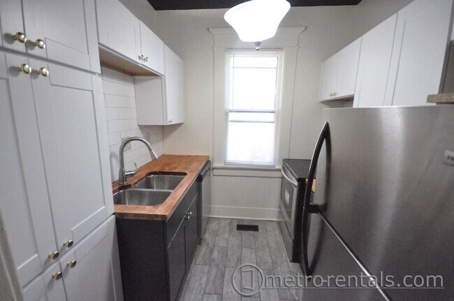 Building Photo - 204 E 9th Ave