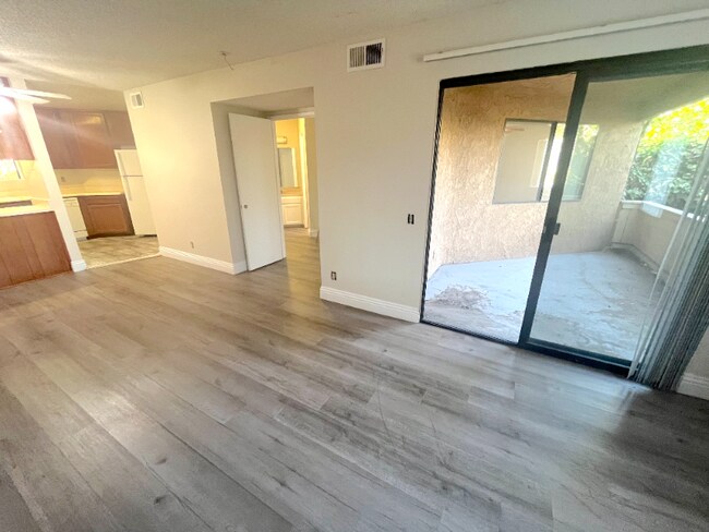Foto del edificio - 390 N San Antonio Ave