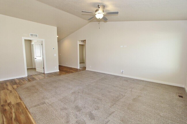 Building Photo - 4044 Queen Anne Dr