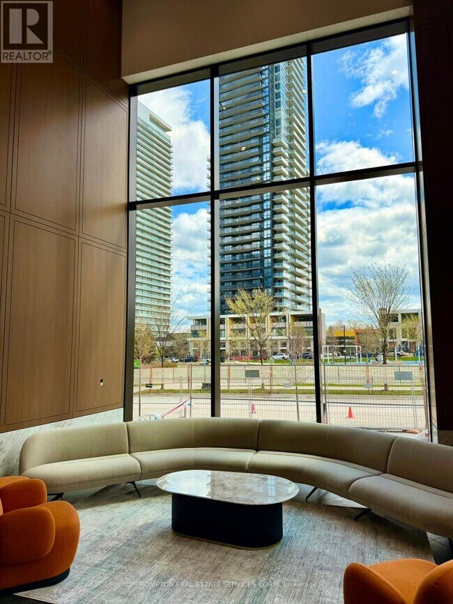 Photo du bâtiment - 18 Esther Shiner Blvd