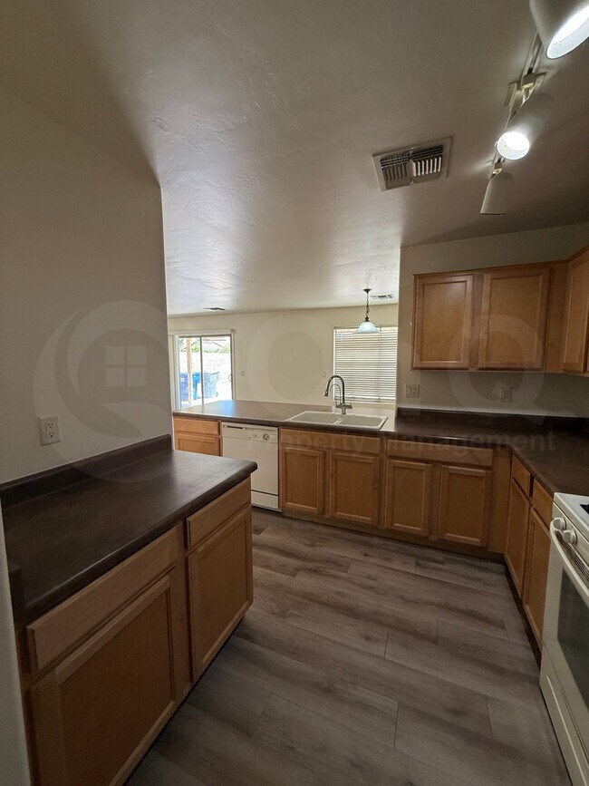 Building Photo - 9984 E Emberwood Dr