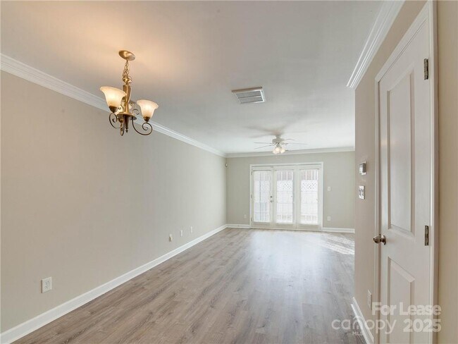 Foto del edificio - 1344 Green Oaks Ln